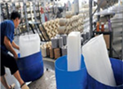 青浦车间解暑新招，大冰块降温效果如何？